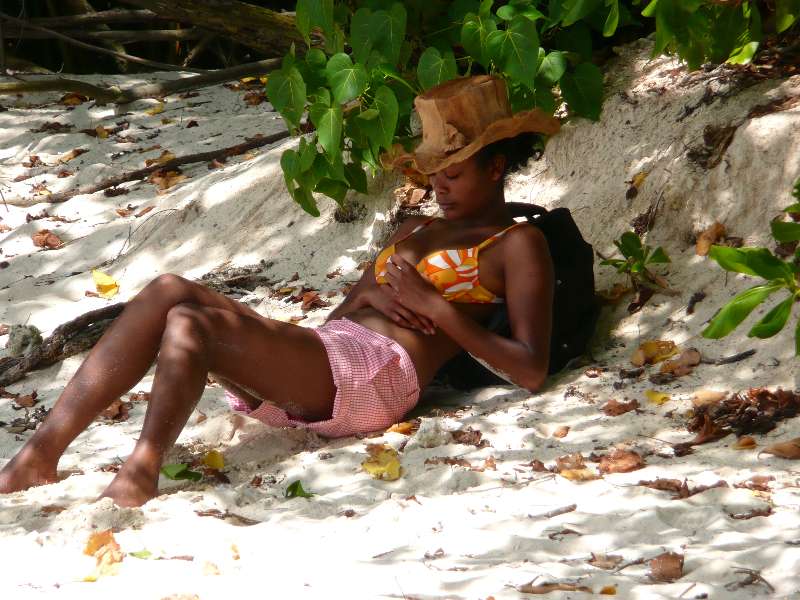 Seychellen Strandnixe Seychellen Einheimische am Traumstrand